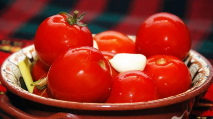 Закуска из маринованных томатов — топовое зимнее блюдо