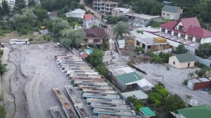 Тонны камней вынесло на улицы: во что превратилась Ялта после наводнения (видео)
