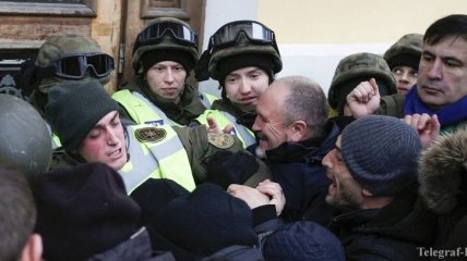 Штурм Октябрьского дворца: участники устроили потасовку