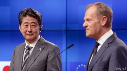 Туск и Абэ обсудили вопросы Украины и Кореи