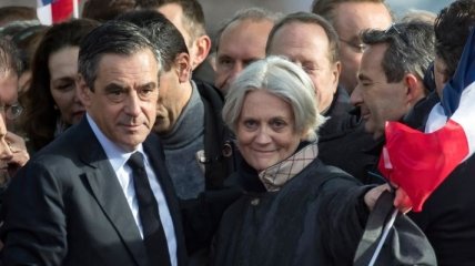 Пристроил жену в парламент: бывшего премьера Франции отправили в тюрьму