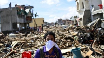 Мародеры и военные мешают похоронам жертв тайфуна на Филиппинах
