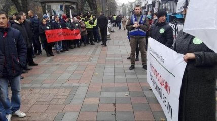 Возле Верховной Рады проходит митинг против продажи земли (Фото, Видео)