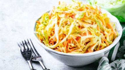 Вкуснейший и полезный витаминный салат из капусты и яблока