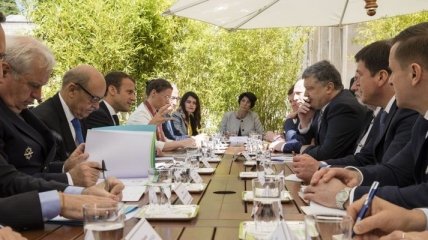 Порошенко пригласил французских сенаторов посетить Донбасс 