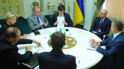 Яценюк и Бреннер обсудили интенсификацию полетов над Украиной