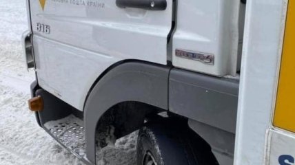 "Укрпочта" объяснила "зраду" с грузовиком на лысой резине в снегу (фото)