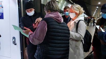 Проверка документов на вокзале в Киеве.