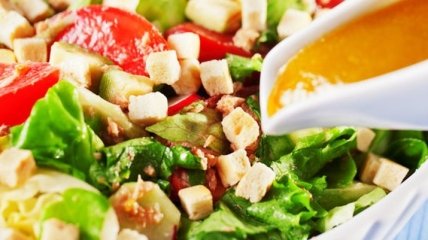 Рецепт дня: салат из тунца с овощами и гренками