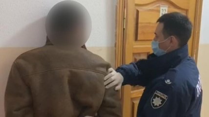 Кирпичом по голове и ножом в сердце: В Одессе мужчина напал на охранника (Видео)