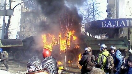 На Шелковичной в центре Киева возле ВР подожгли два "КамАЗа"