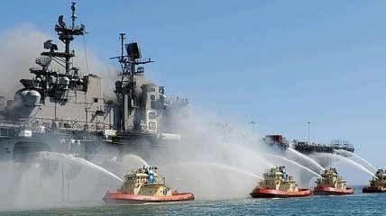 На военно-морской базе в США вторые сутки горит десантный корабль (Видео)