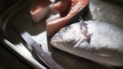 С запахом рыбы отлично справляется соль