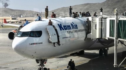 Афганцы пытаются покинуть страну