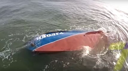 Затонувший катер возле Одессы с высоты птичьего полета (Видео)