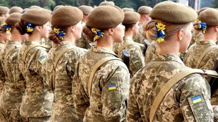С 1 октября военнообязанные женщин должны встать на военный учет в Украине