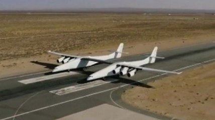 В США испытали самый большой самолет в мире (Видео)
