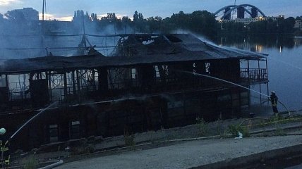 В Киеве дотла сгорела баржа возле Рыбальского моста
