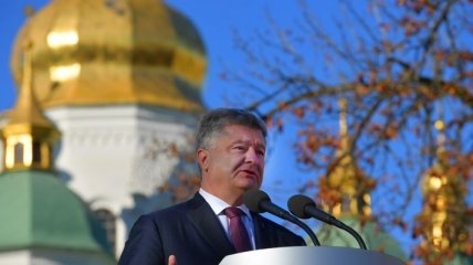 На Объединительном соборе Порошенко посадили в "президиум"