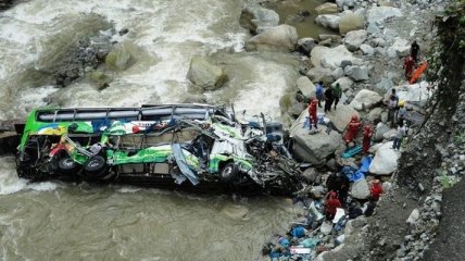 В Индии автобус с паломниками упал в реку, много погибших