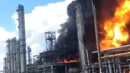 Крупнейший нефтеперерабатывающий завод Румынии взорвался и полыхает, есть пострадавшие (видео)