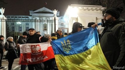 У посольства РФ в Польше прошли акции протеста в поддержку украинских моряков