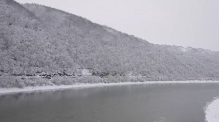 Живописный вид: красоту реки Днестр засняли зимой (Видео)