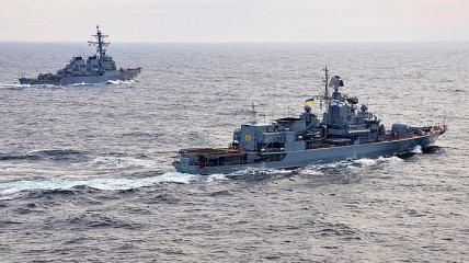 Украинские военные корабли провели стрельбы в Азовском море