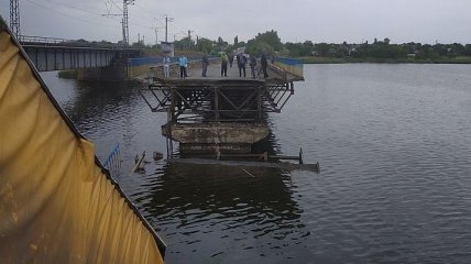 В Днепропетровской области обрушился мост вместе с фурой: фото