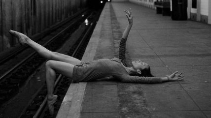  Фотограф создает красивые снимки сильных женщин, танцующих по всему Нью-Йорку (Фото)