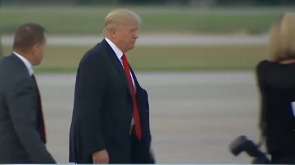 Трамп "заблудился" по дороге от самолета к лимузину: обнародовано видео
