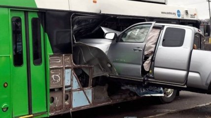 Резонансное ДТП в США: фургон разгромил автобус с людьми