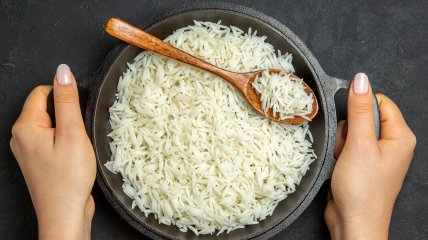 Белый рис получается рассыпчатым и очень вкусным