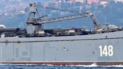 Российский корабль с грузом боевой техники зашел в Средиземное море