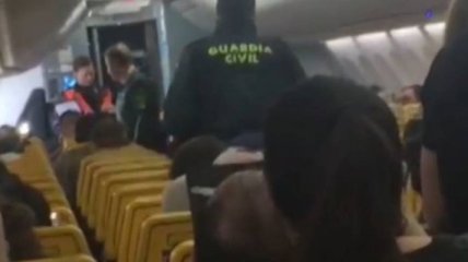 В Испании пассажирский самолет аварийно сел из-за пьяных дебоширов (Видео)