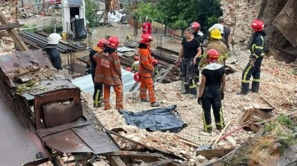 Во Львове рухнула стена жилого дома, есть информация о жертвах: первые фото