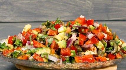 Рецепт дня: овощной салат с авокадо и оливками