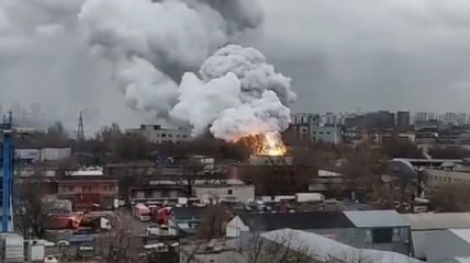 В Москве большой пожар в промзоне, люди молят о помощи (видео)