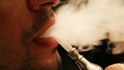 Курение кальяна наносит вред, равный сигаретам