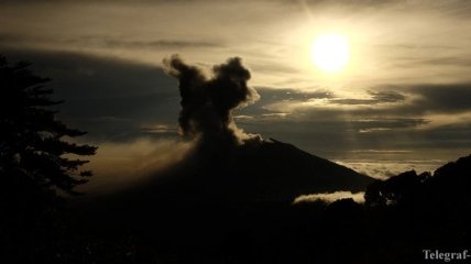 Извержение вулкана в Коста-Рике: пепел поднимается на высоту до трех километров