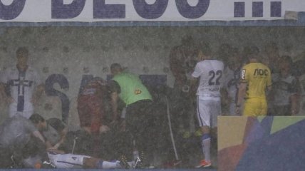 Бразильский футболист потерял сознание после удара молнии