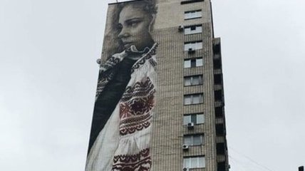 На одном из домов Киева нарисовали 50-метровую украинку