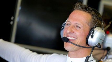 Михаэль Шумахер смотрит Формулу-1