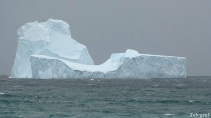 Туристы уплыли на айсберге