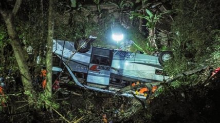 В Индонезии автобус с детьми сорвался в ущелье, десятки погибших (фото)