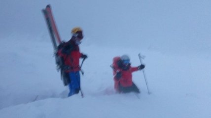 Отчаянная туристка в шортах пыталась забраться на вершину горы в Польше в 20-градусный мороз (фото)