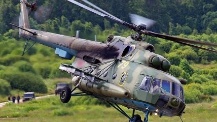 Под Киевом военный вертолет Ми-8 совершил вынужденную посадку