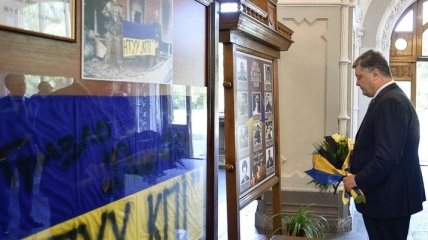 Порошенко почтил память сотрудников и студентов КПИ погибших в АТО