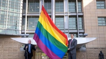 Троллинг по-американски: посольство США в Москве вывесило на балкон радужный флаг ЛГБТ (фото)
