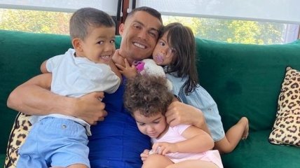 Счастливый папочка: Роналду окружен любовью детей (Фото)